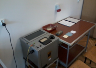 Stanowisko do pomiar&oacute;w wytrzymałości elektrycznej doraźnej i jednominutowej