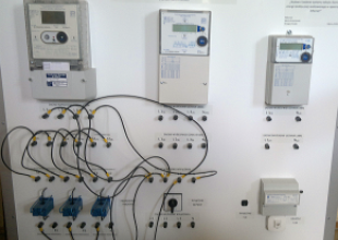Stanowisko do badania nowoczesnych licznik&oacute;w energii elektrycznej
