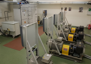 Maszynownia (C-010), zespoły prądotw&oacute;rcze z napędem elektrycznym symulującym napędy mechaniczne z możliwością regulacji częstotliwości 60Hz +/-5Hz, zestaw transformator&oacute;w WN i NN
