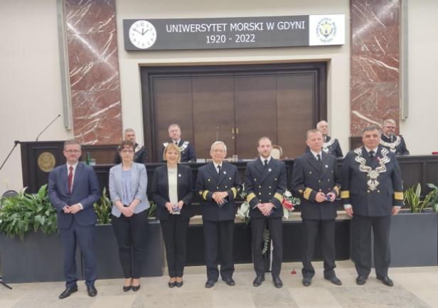 Odznaka \"Zasłużony pracownik morza\" - mgr B. Barzowska, dr hab. inż. A. Borys, prof. UMG, dr inż. P. G&oacute;recki